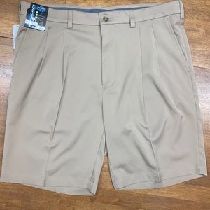 Roundtree & Yorke pleated shorts
